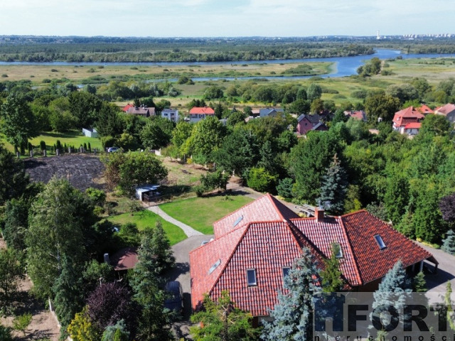 Duży dom na wzgórzu w otoczeniu zieleni