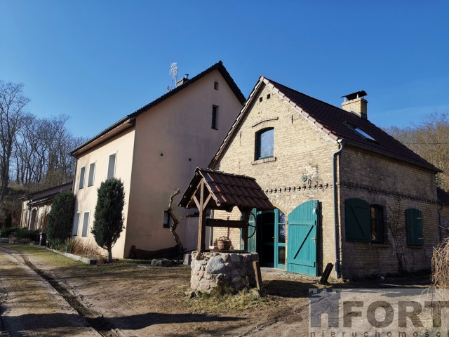 Dom z budynkami gosp. 60 km od Berlina