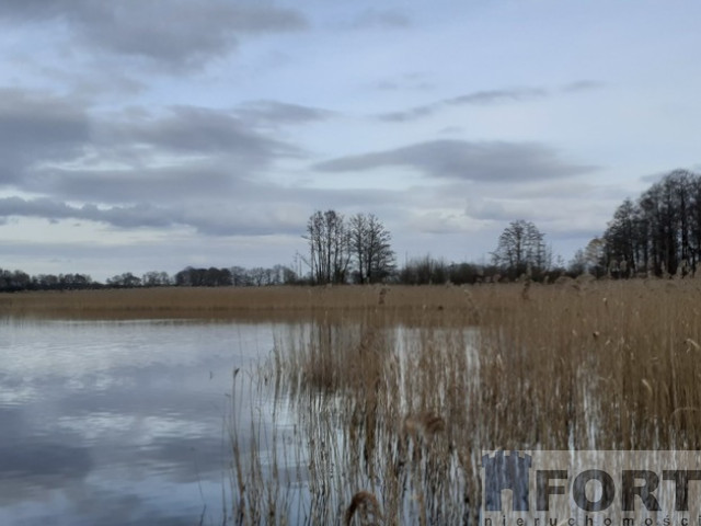 Działka nad jeziorem Woświn